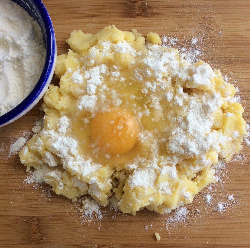 patate schiacciate con uova e farina