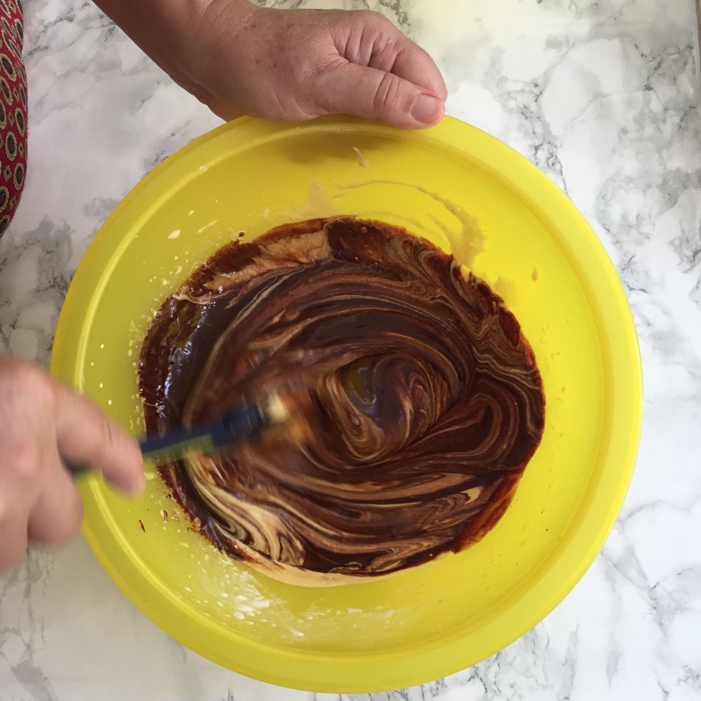 cioccolato e burro in composto di tuorli e zucchero