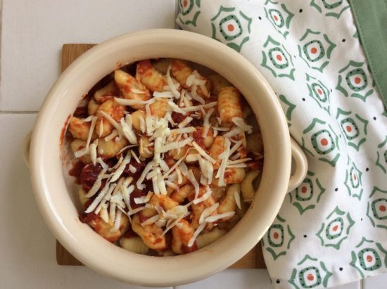 gnocchi di patate con salsa ai peperoni e ricotta affumicata