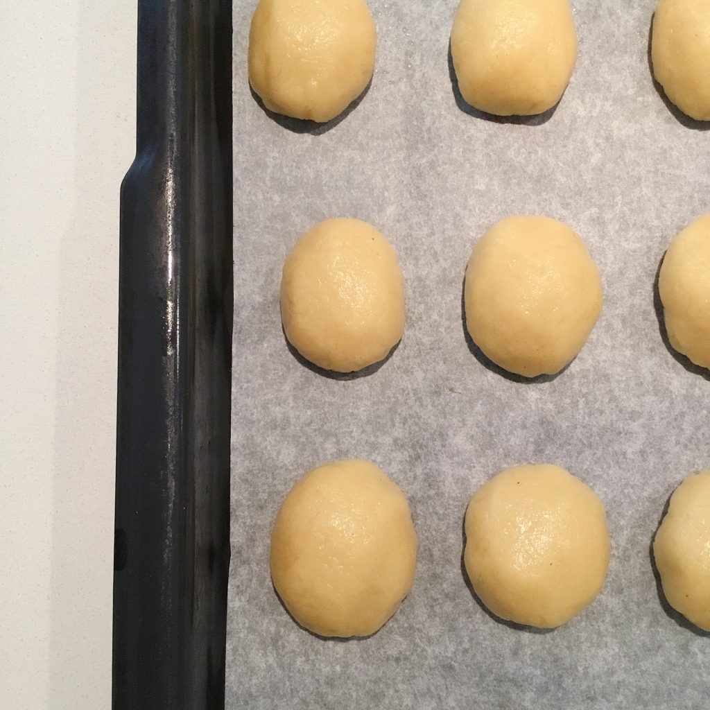 Preparazione pesche dolci, palline di frolla pronte da infornare